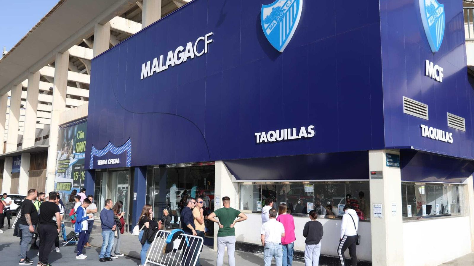 Colas en La Rosaleda para las entradas del Algeciras - Málaga CF