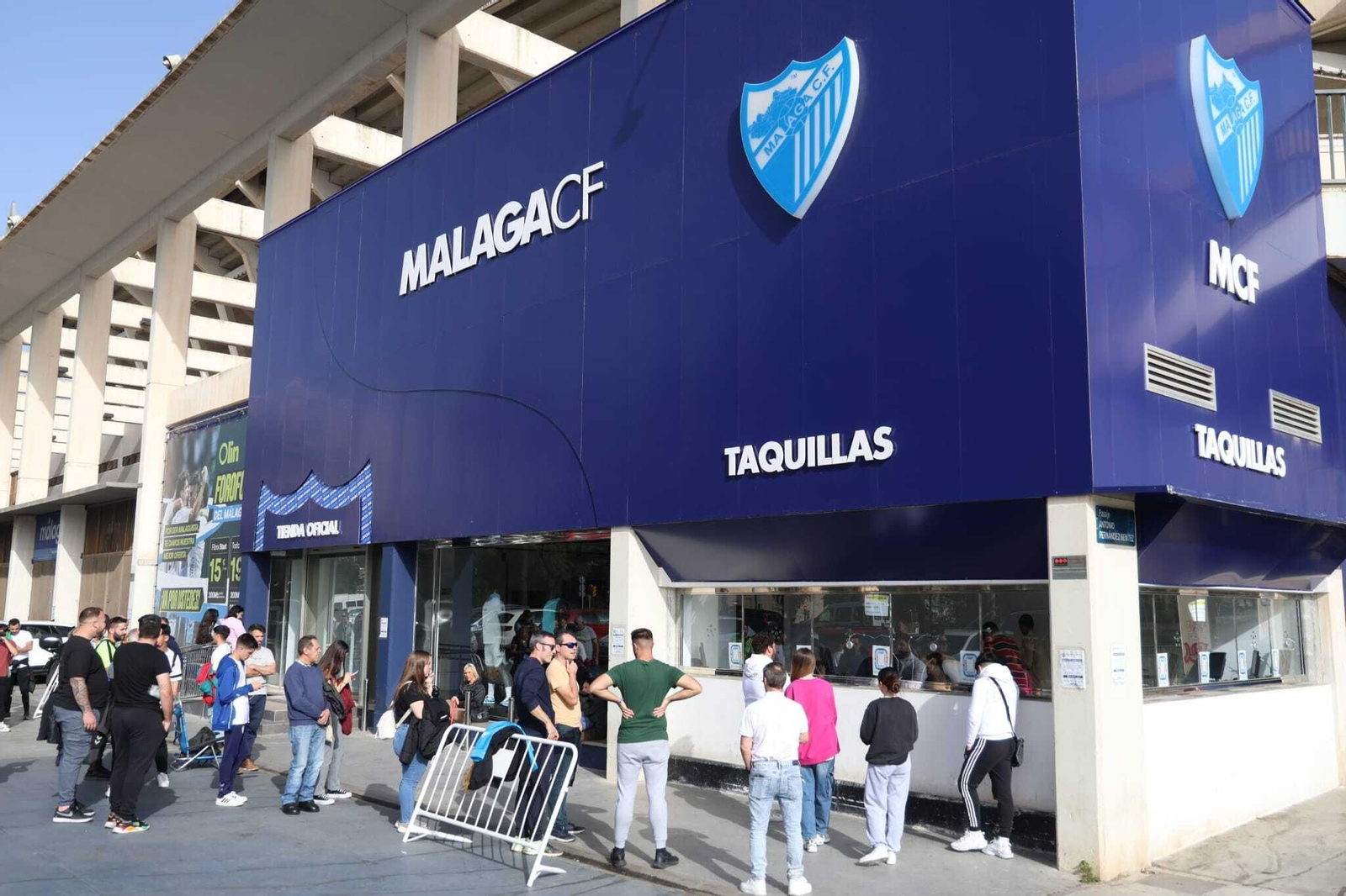 Colas en La Rosaleda para las entradas del Algeciras - Málaga CF