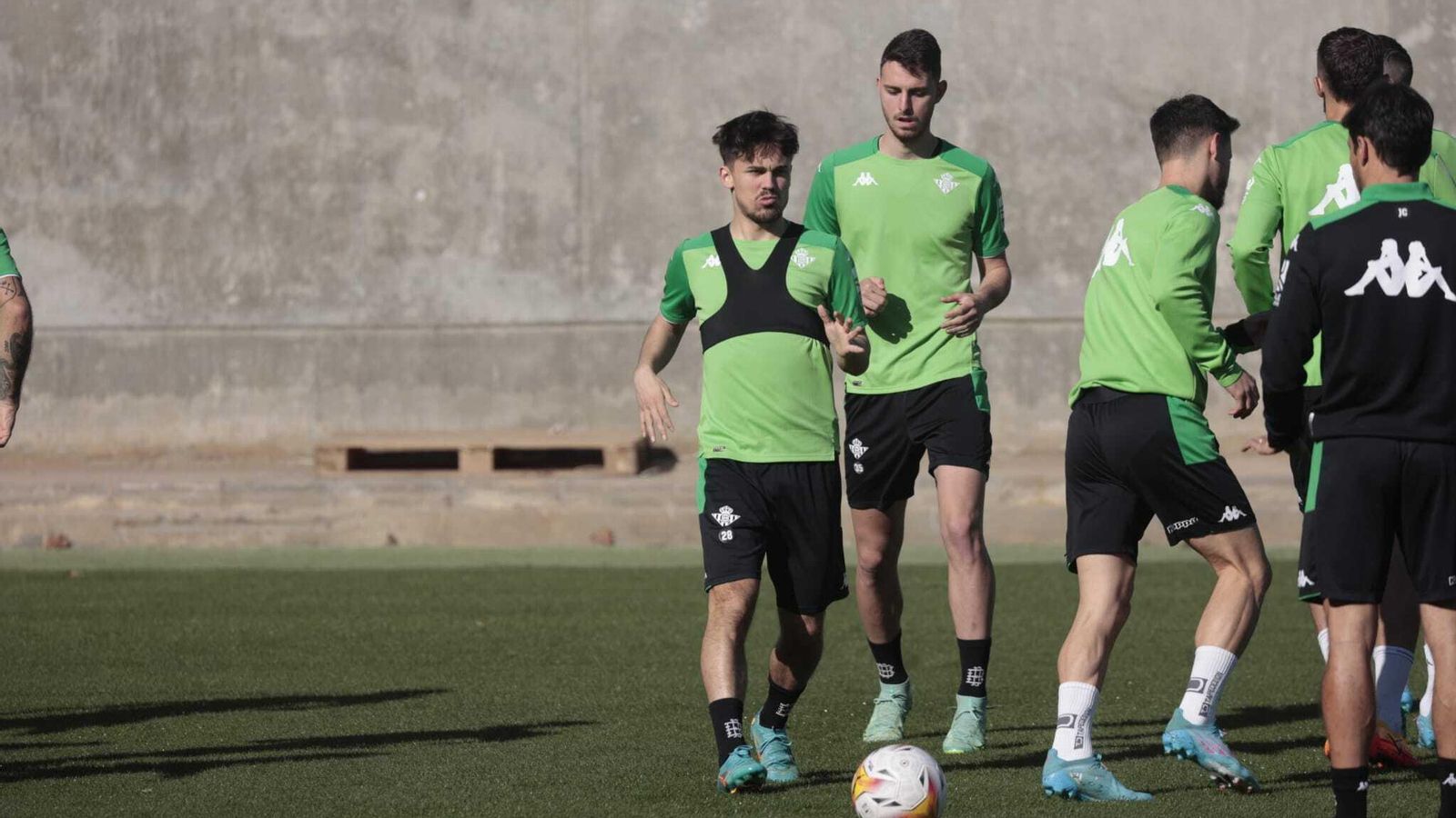 Raúl, detrás de Rodri, en el entrenamiento de este viernes.