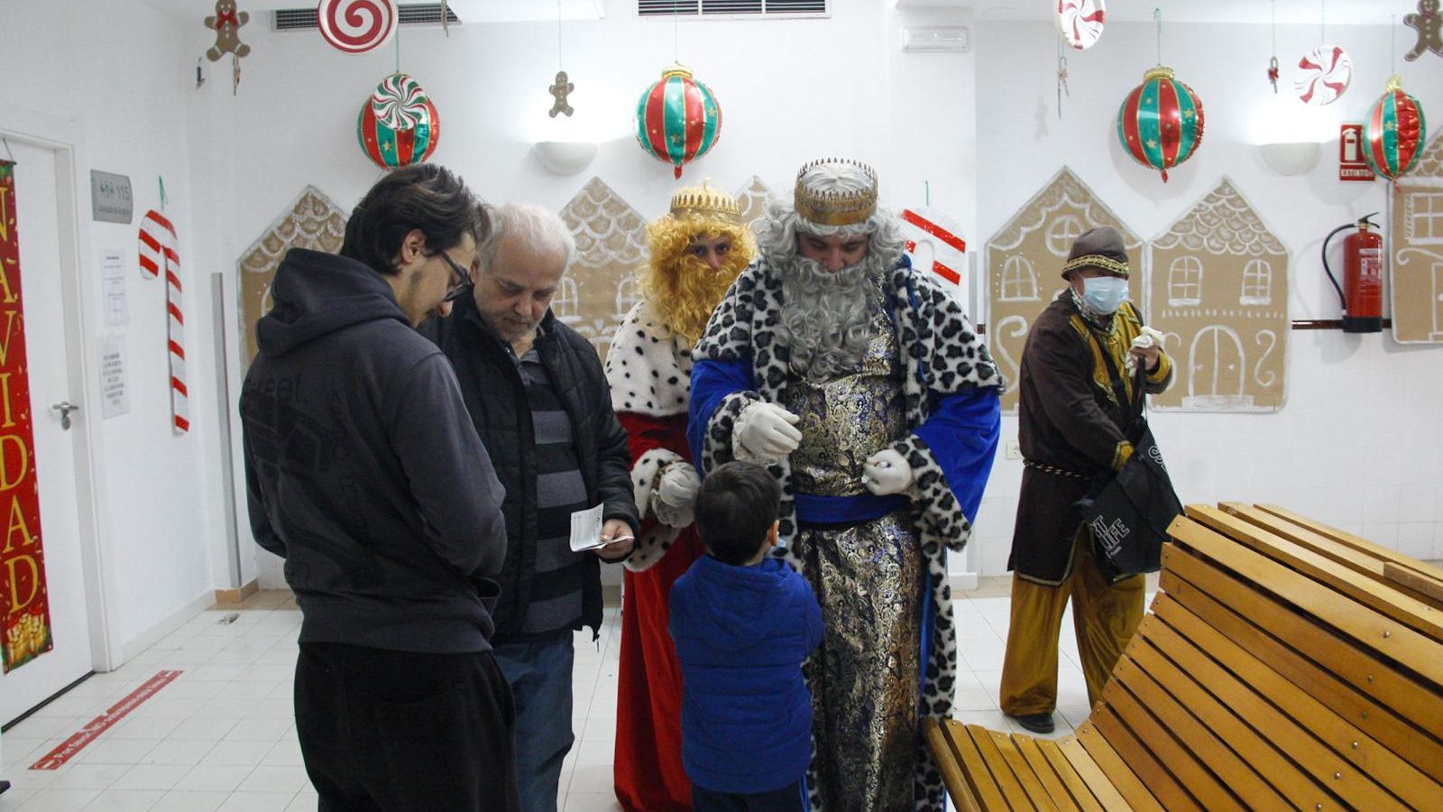 Los Reyes Maagos con unos niños en el centro de Salud