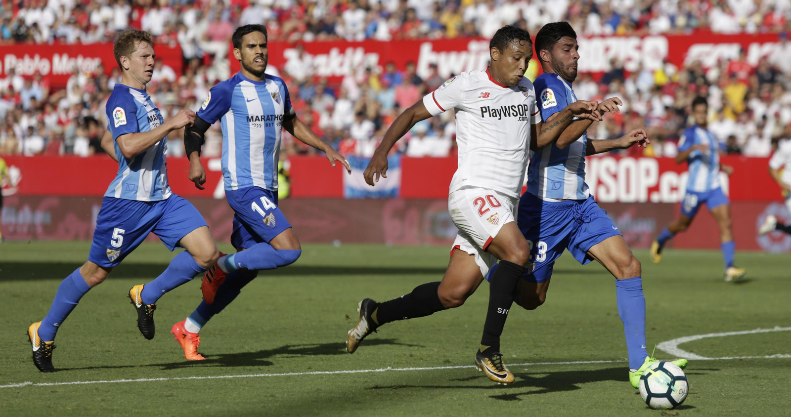 Muriel pelea el balón ante Rolón, Recio y Miguel Torres