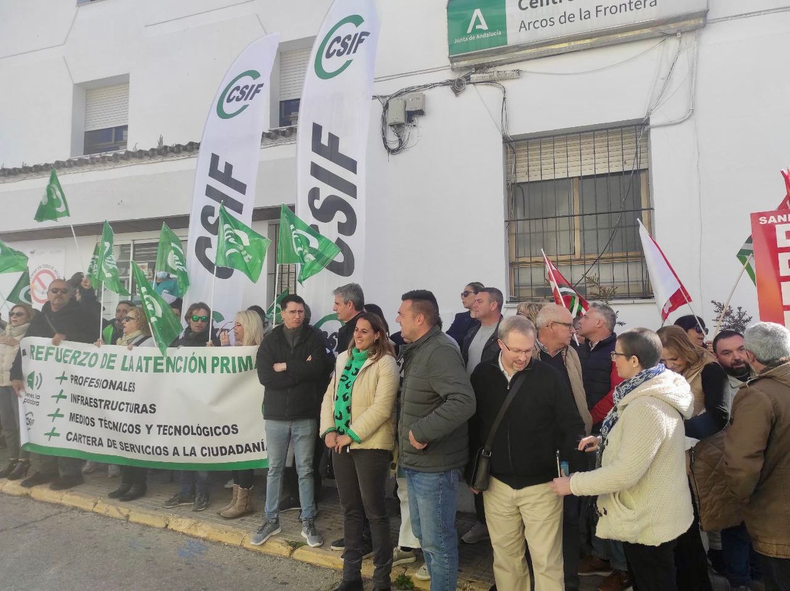Los congregados a las puertas del centro de Salud del Barrio Bajo, este jueves, en Arcos.
