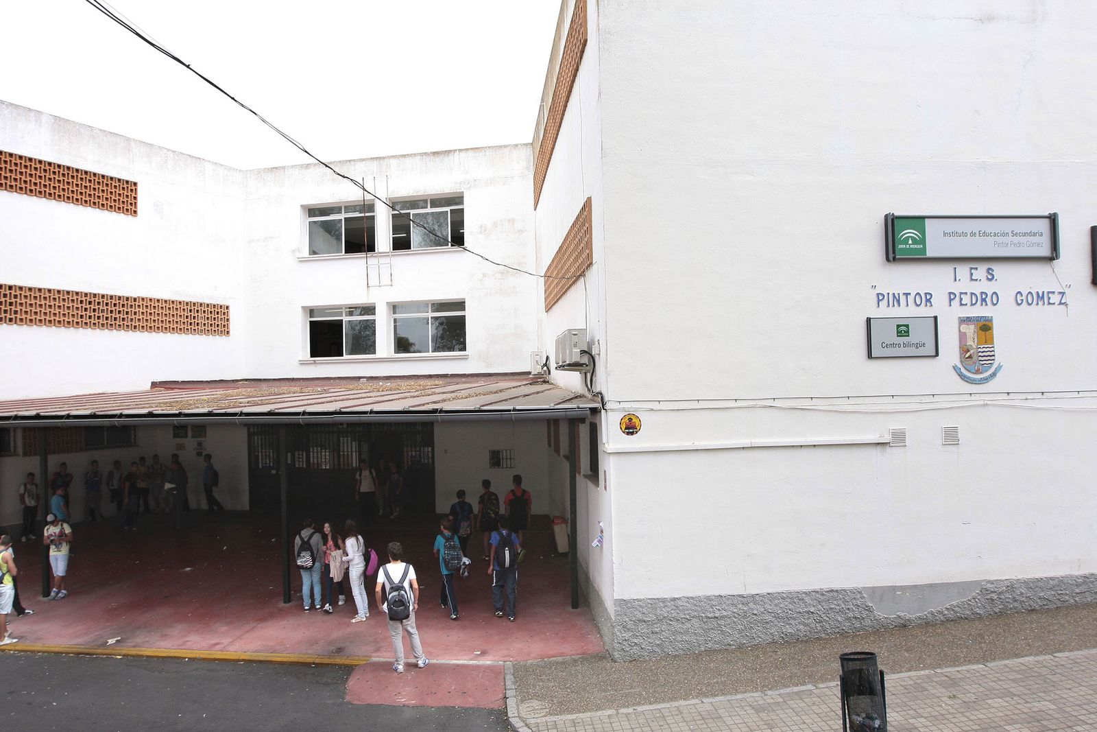 Entrada principal al IES Pintor Pedro Gómez.