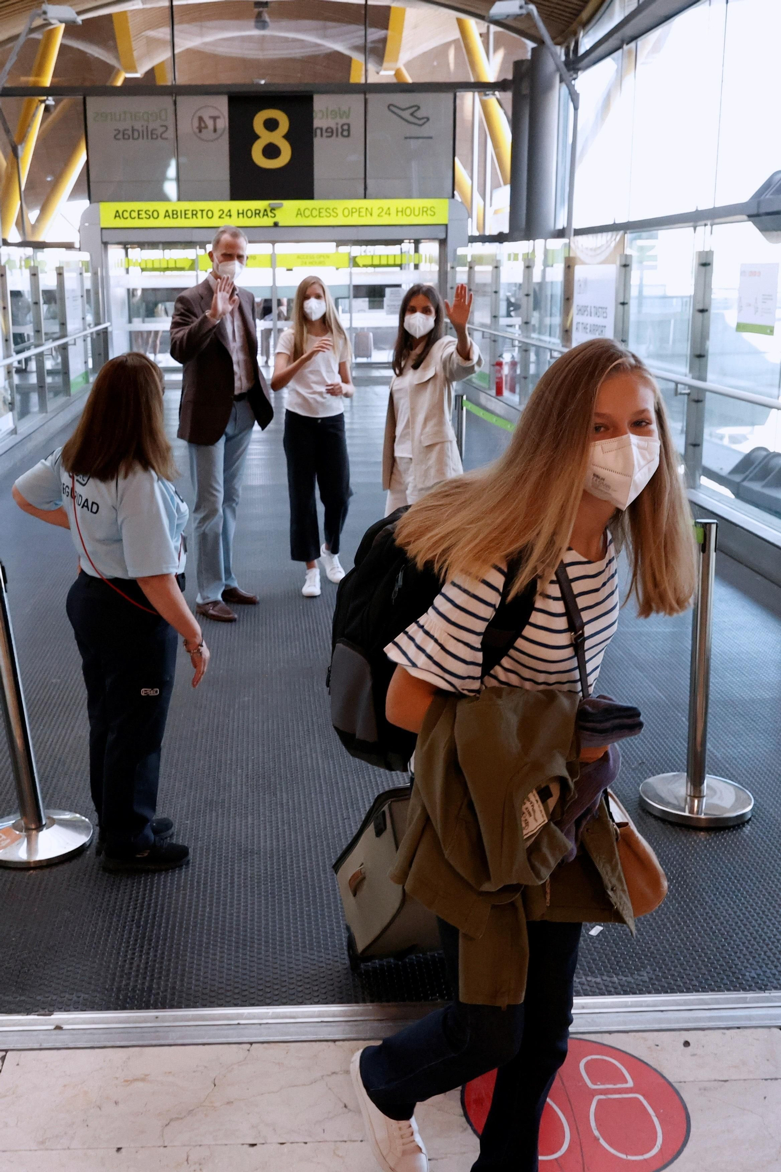 Don Felipe y Doña Letizia despiden con la mano a la princesa Leonor antes de tomar su avión a Cardiff (Gales).