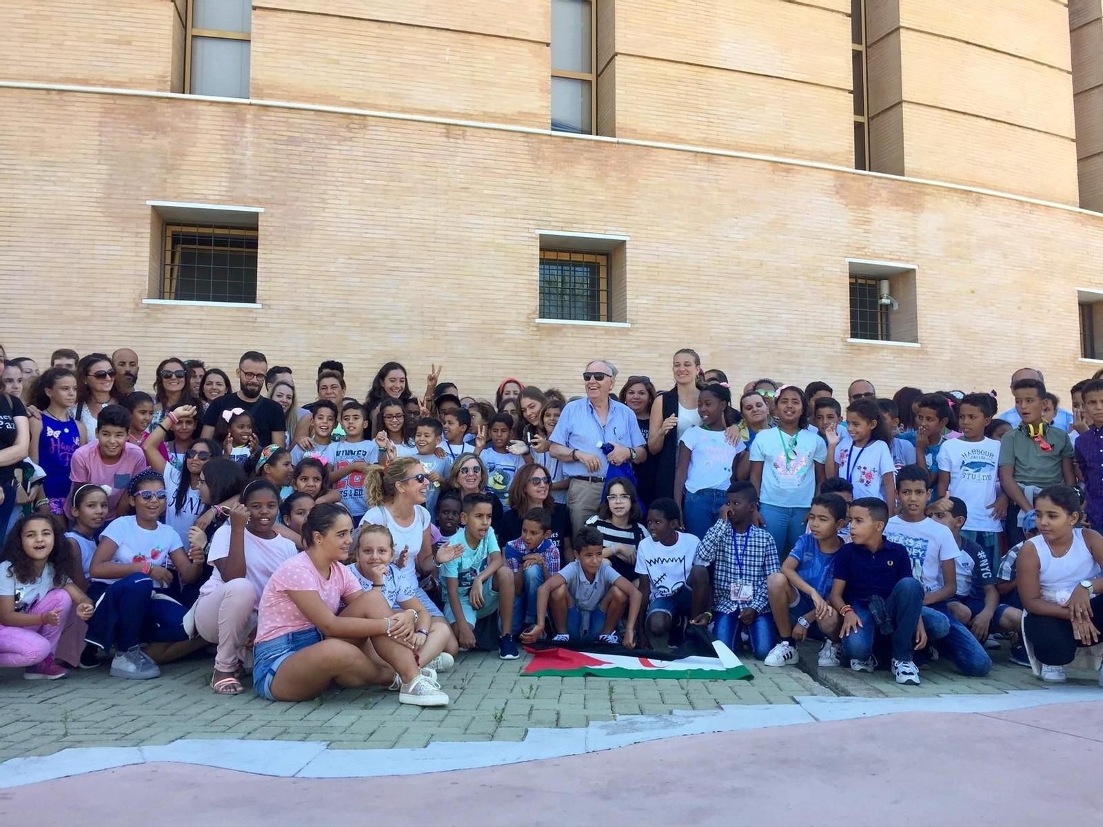 Foto de familia de los pequeños con sus familias de acogida.