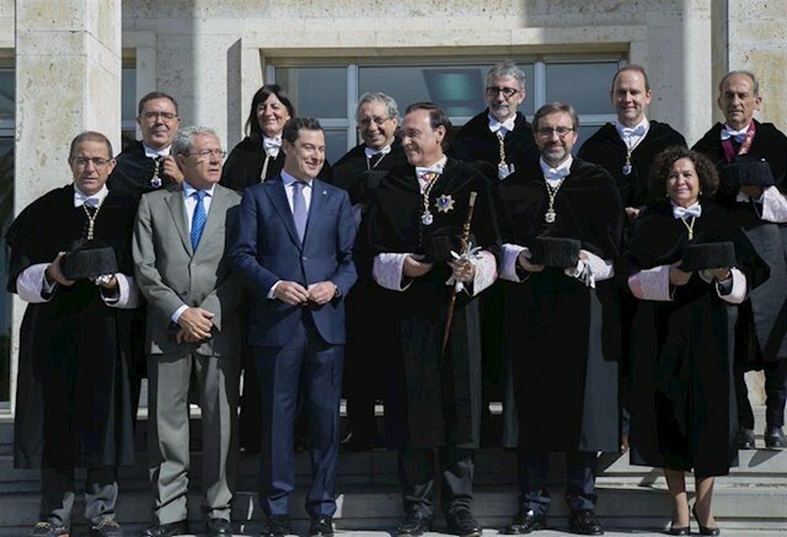 Los rectores andaluces junto a Juanma Moreno y Rogelio Velasco.