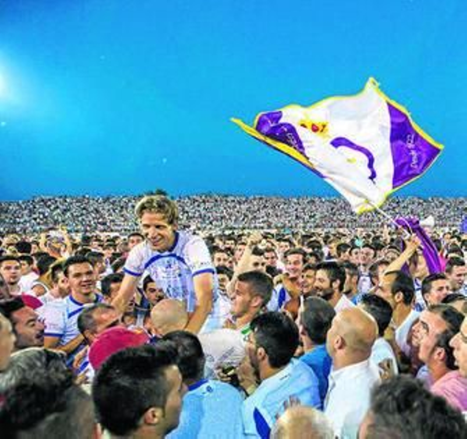 El jugador del Jaén Nando celebra entre la afición el ascenso a Segunda División.