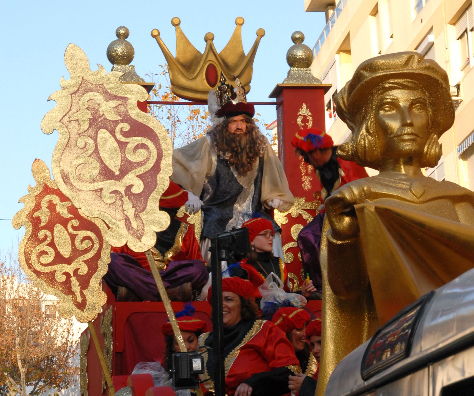 El actor Alex O'Dogherty representando al Rey Gaspar en la Cabalgata de la Ilusión de 2013 en San Fernando