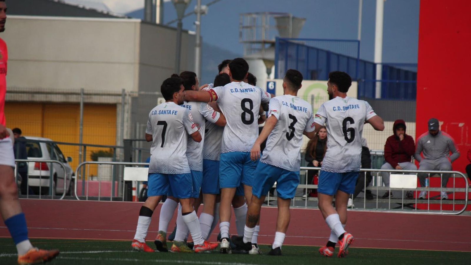 Los jugadores del plantel granadino celebran uno de los goles del partido de vuelta.