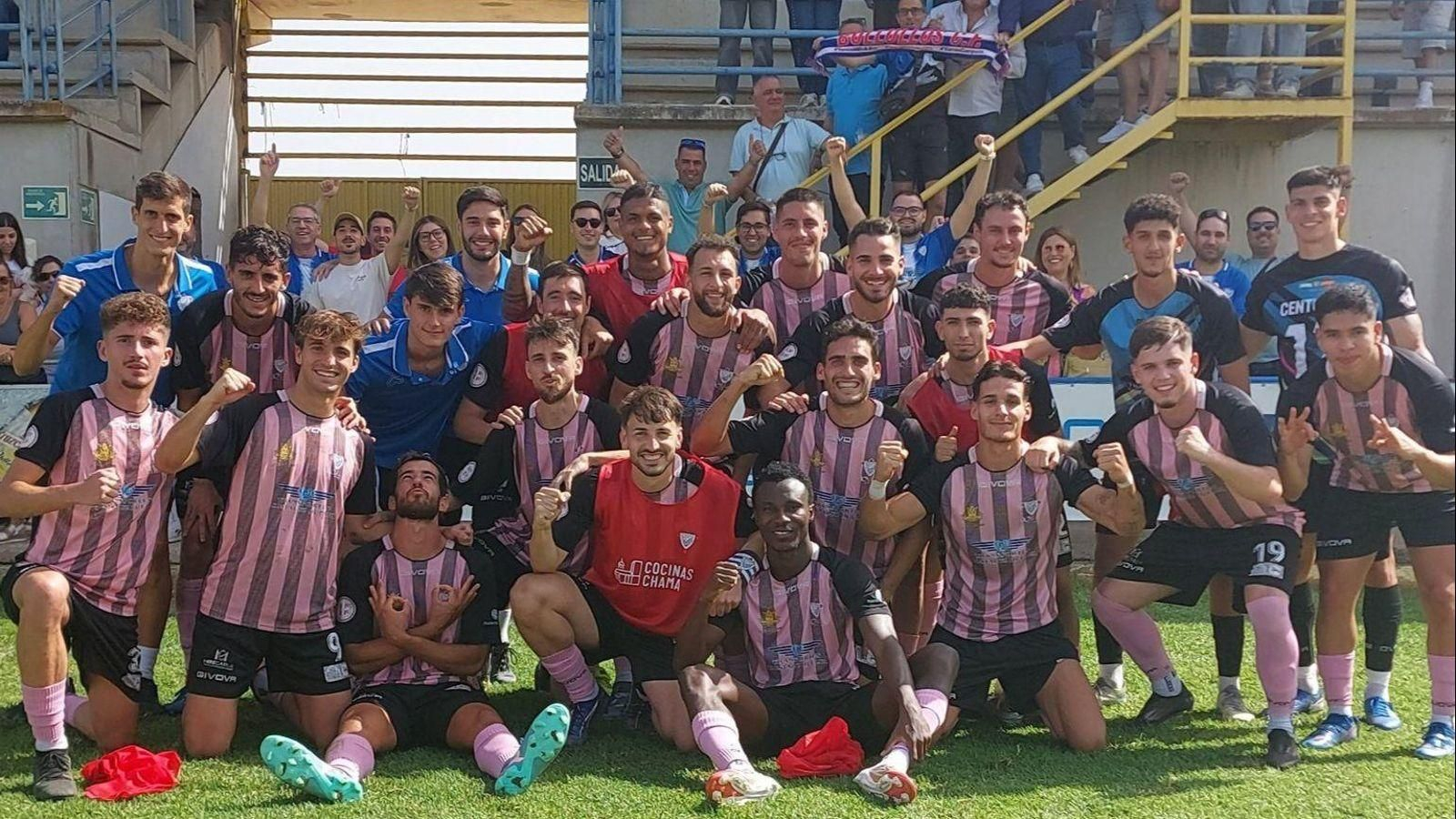 Los jugadores del Bollullos celebran el triunfo en Coria.