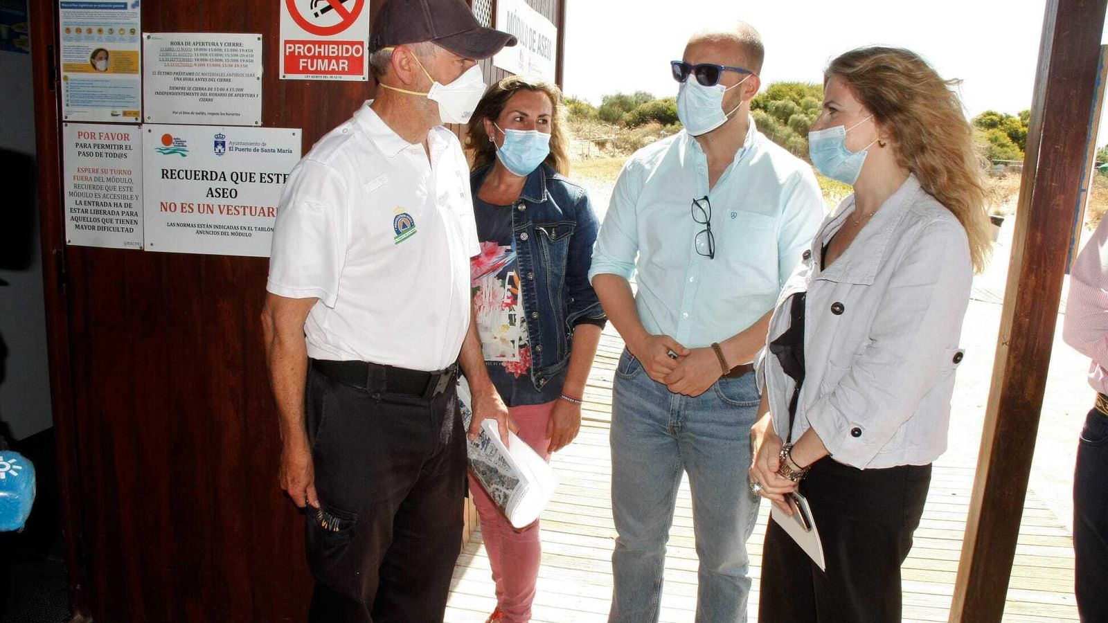 El coordinador de Protección Civil, con la delegada y al alcalde en el módulo de la Playa de la Muralla.