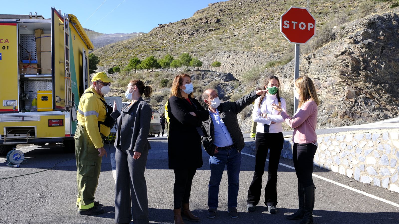 Carmen Crespo conversa con el alcalde de Castro de Filabres.