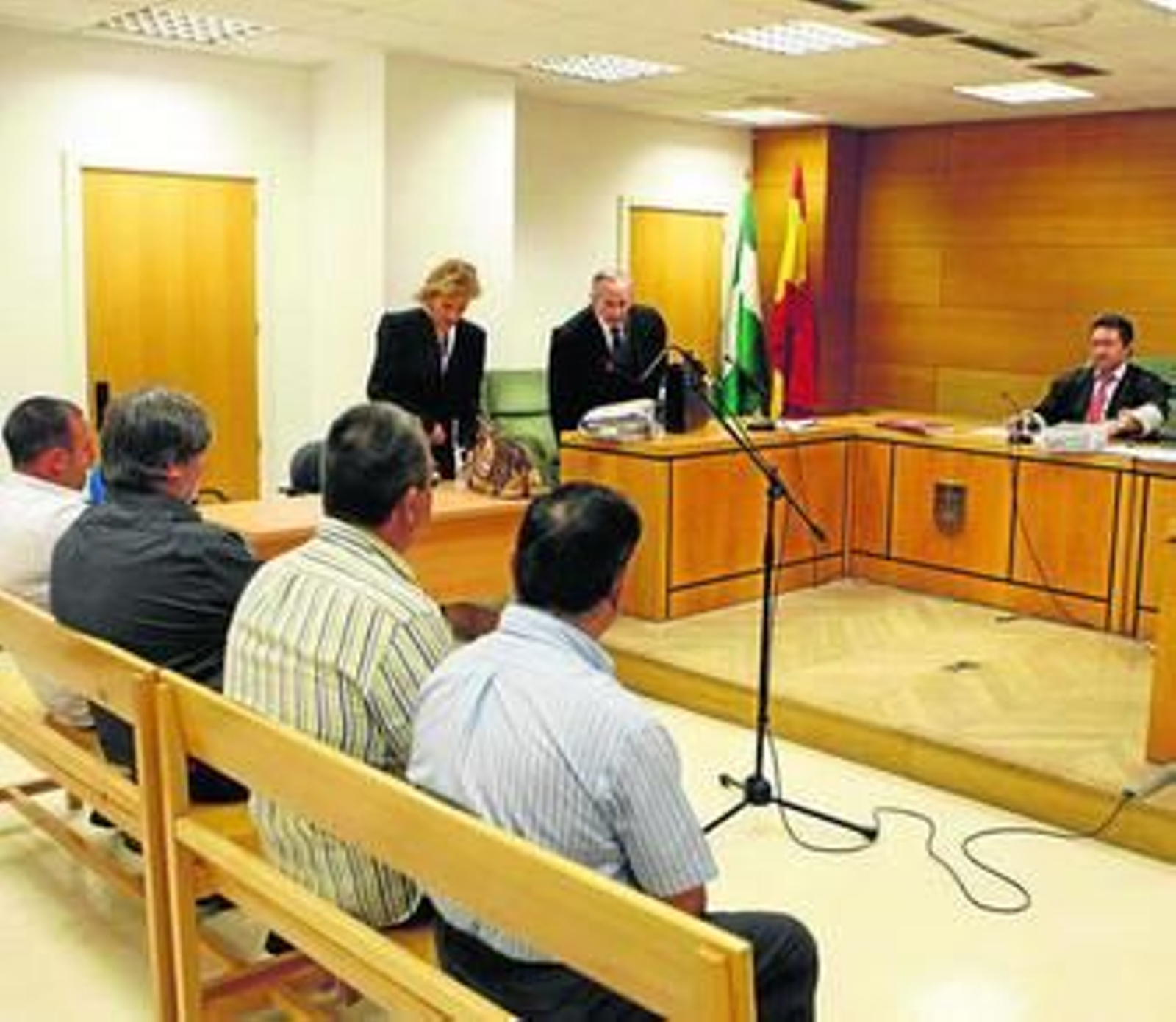 Juan Antonio Molero y el resto de los acusados durante el juicio celebrado ayer en la Caleta.