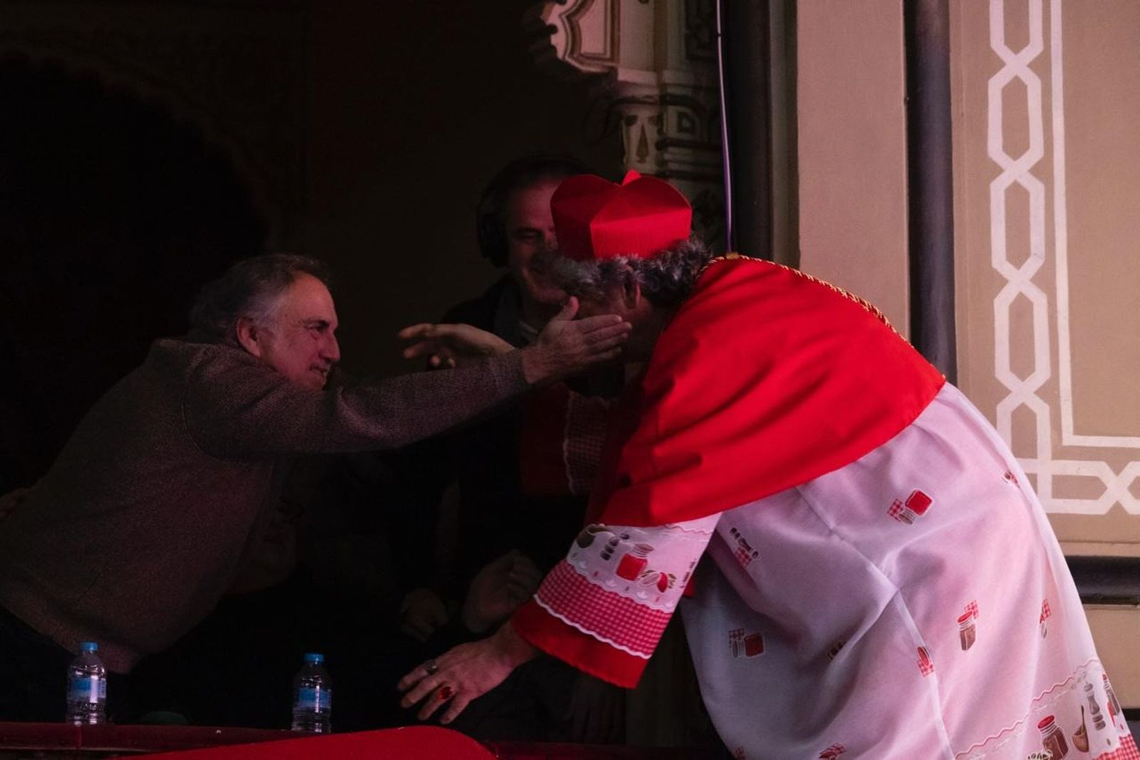 Selu y Yuyu tras el pasodoble de decidado al primero por la chirigota 'Los que van a coger papas'.
