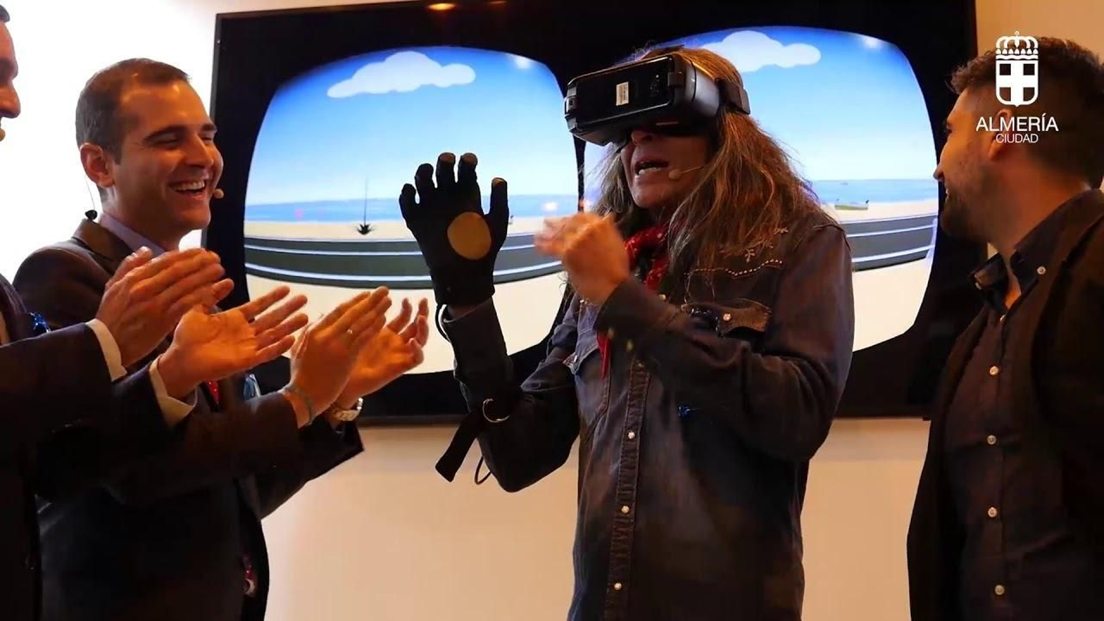 Mario Vaquerizo, con gafas y guantes de realidad virtual, en la promoción de Almería en Fitur.
