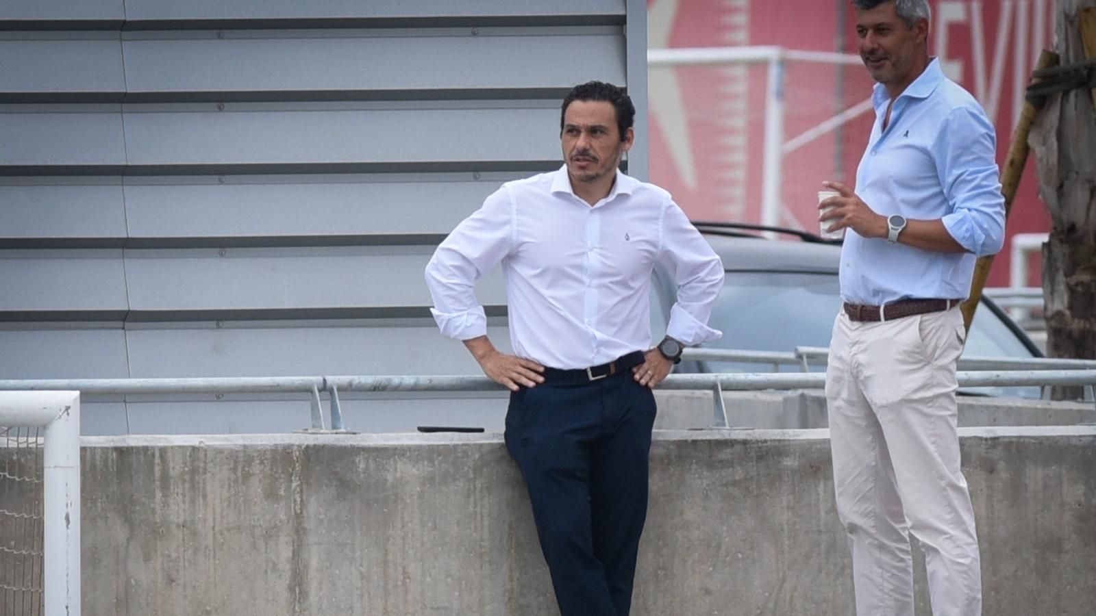 José María del Nido Carrasco junto al director de comunicación, Álvaro Ramírez, en el entrenamiento.