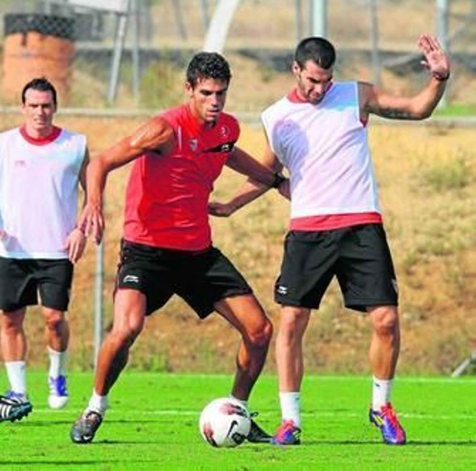 1. En la sesión matinal, Negredo sintió dolor en la zona posterior de su muslo izquierdo tras chutar a portería, por eso levantó la mano poco después y decidió parar. 2. El delantero internacional se marcha contrariado a los vestuarios de la ciudad deportiva. 3. Kanoute, cuyo concurso ante el Atlético de Madrid este domingo será seguro si Negredo es baja, recibe las instrucciones de Marcelino García Toral.