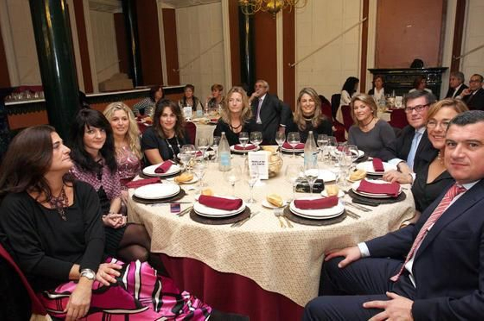 De izquierda a derecha: María Vivancos, Ana Vives, Rocío Mellado, Pilar de Haro, Adelaida Mellado García, Lupe de Toro, Miriam López, Pelayo Bentabol, Yolanda Pelayo y José Luis Rubio. 

Foto: Josue Correa