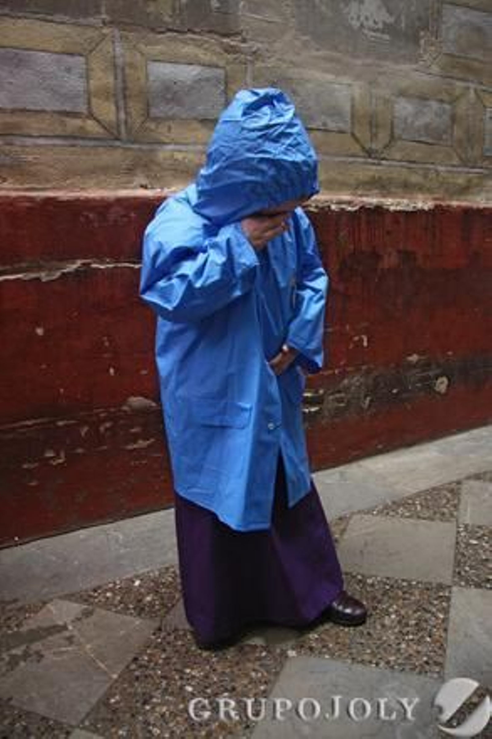 La lluvia cayó con fuerza a la hora de salida de la Hermandad de Santa Cruz que obligó a los hermanos a llegar a la Parroquia con paraguas.

Foto: B.Vargas