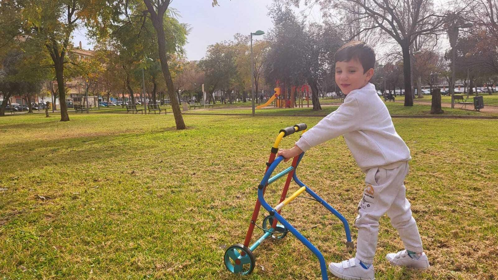Yago, caminando con su andador.