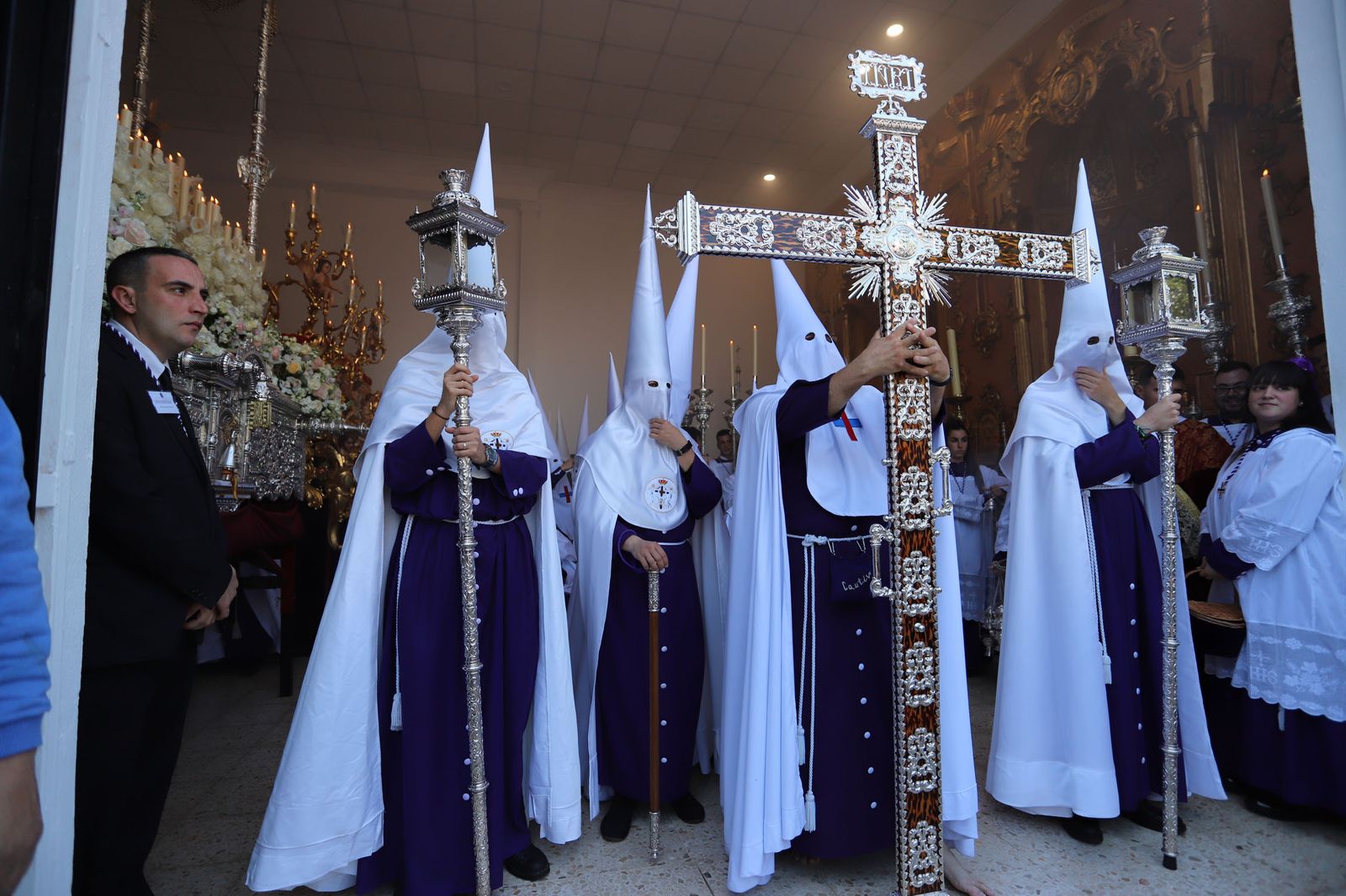 Imágenes del recorrido de la Hermandad del Cristo Cautivo de Huelva