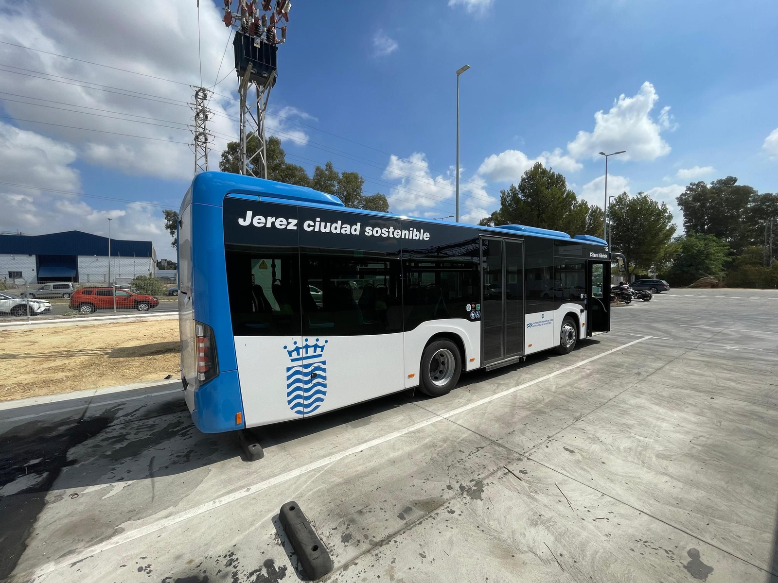 Llega a Jerez el primero de los nuevos autobuses urbanos
