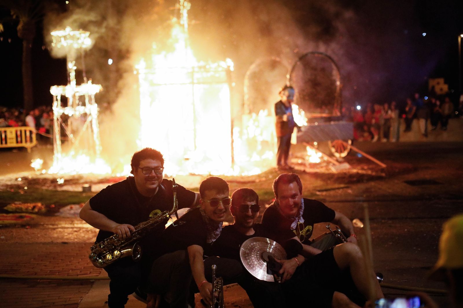 La cremá de las fallas cierra el ‘Fallers pel Món’ en imágenes