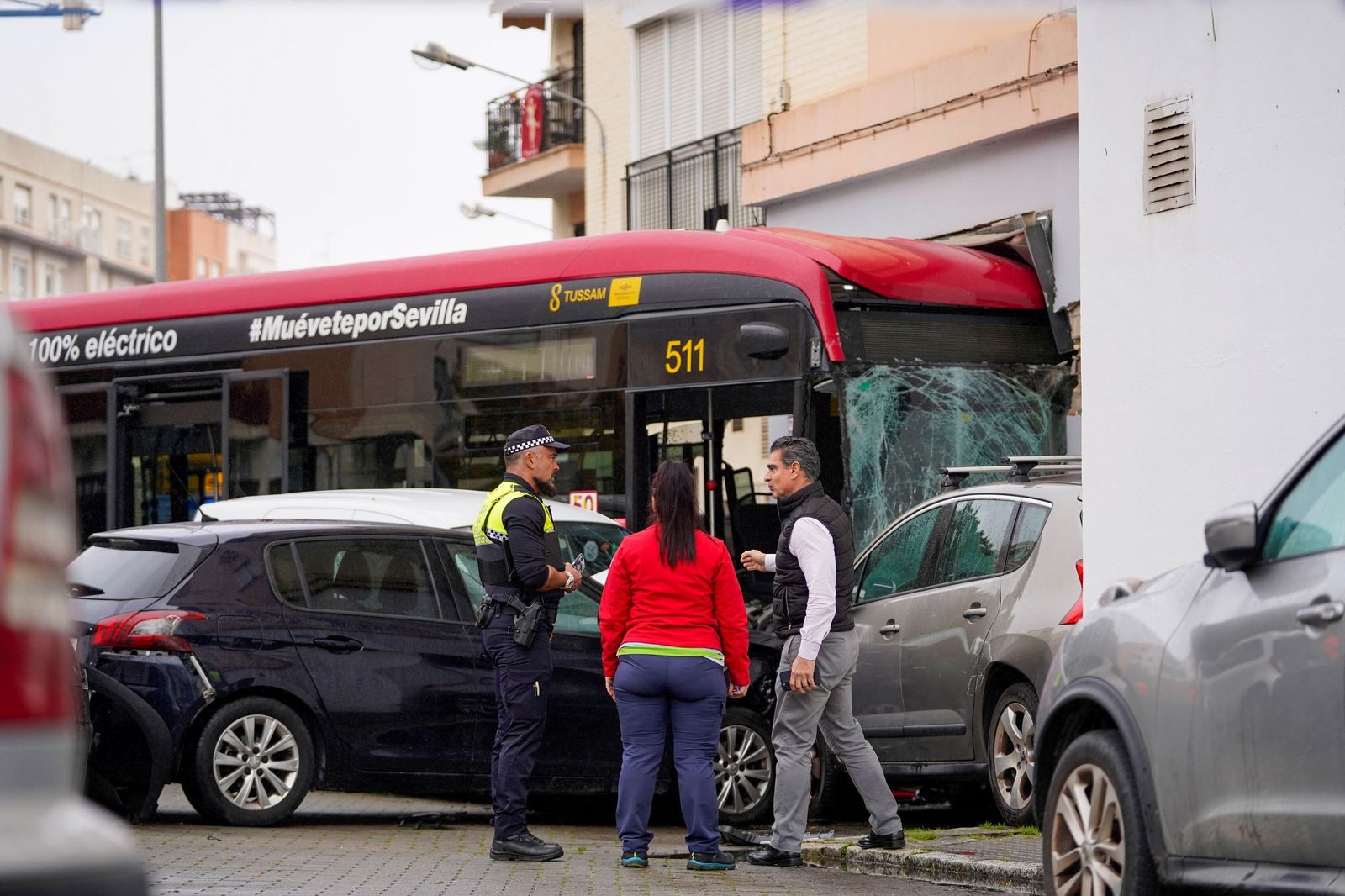 El autobús de Tussam accidentado en Nervión.