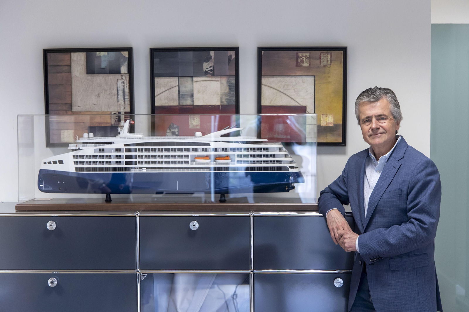 Elisardo Sánchez, junto a la maqueta del crucero con el que llevará a cabo su trayecto por todos los puertos andaluces Elisardo Sánchez, junto a la maqueta del crucero con el que llevará a cabo su trayecto por todos los puertos andaluces