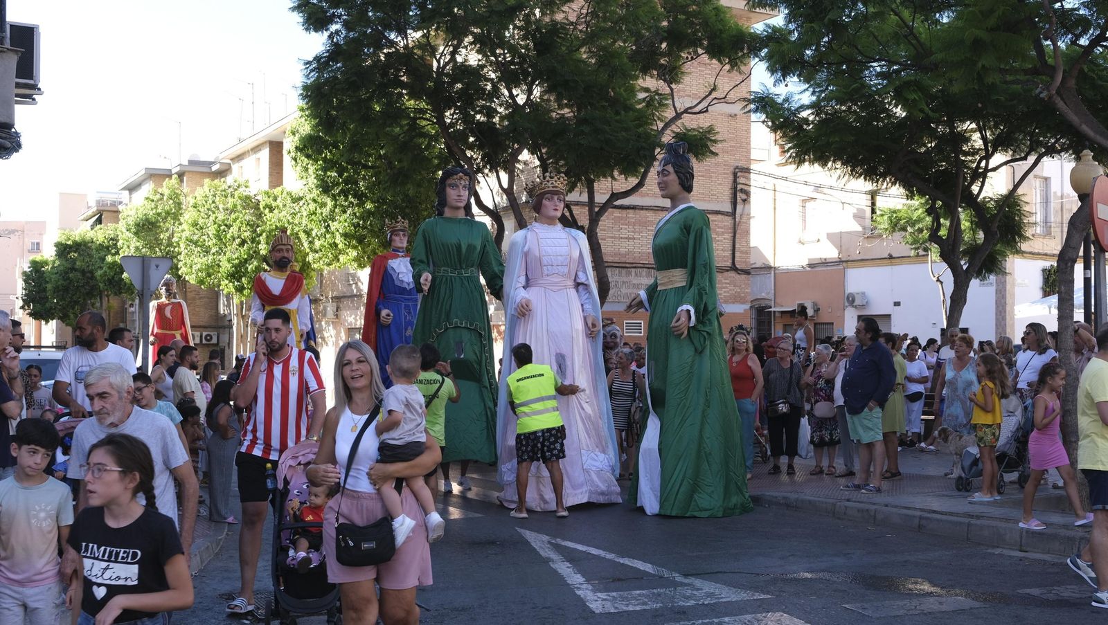 Gigantes y cabezudos en la Feria de Almería 2024, en imágenes