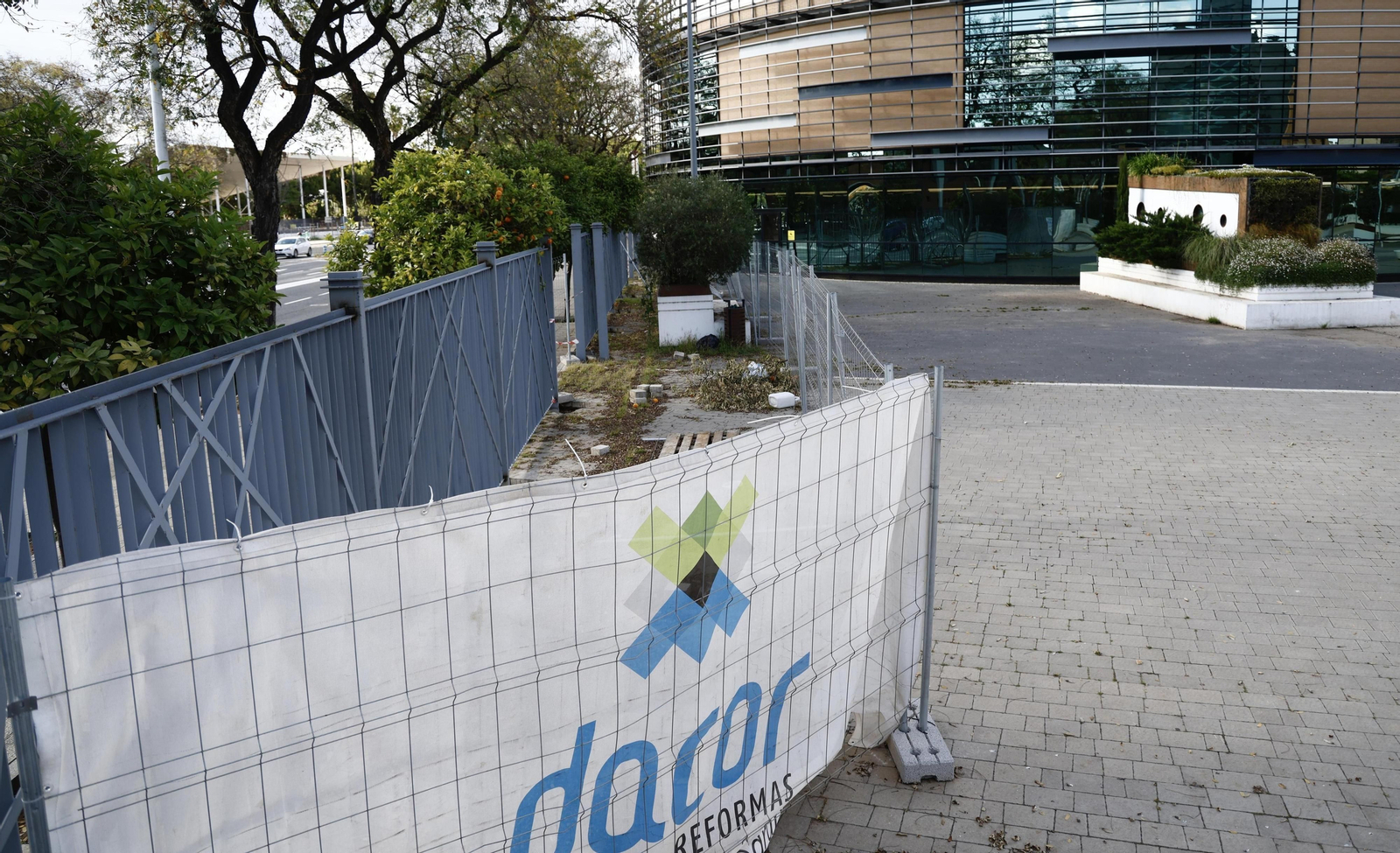 El vallado ya está colocado en la zona de la plaza que mira a calle Torneo.