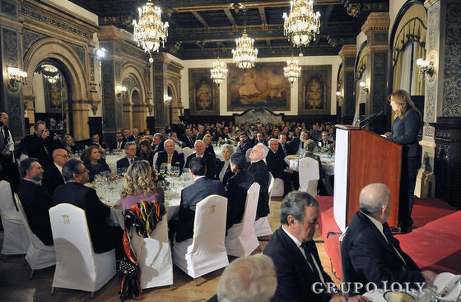 Una panorámica del salón del Hotel Alfonso XIII donde se celebró el acto en el momento de la intervención de la presidenta de la Junta de Andalucía, Susana Díaz. / Reportaje gráfico: Antonio Pizarro, Juan Carlos Muñoz y Juan Carlos Vázquez