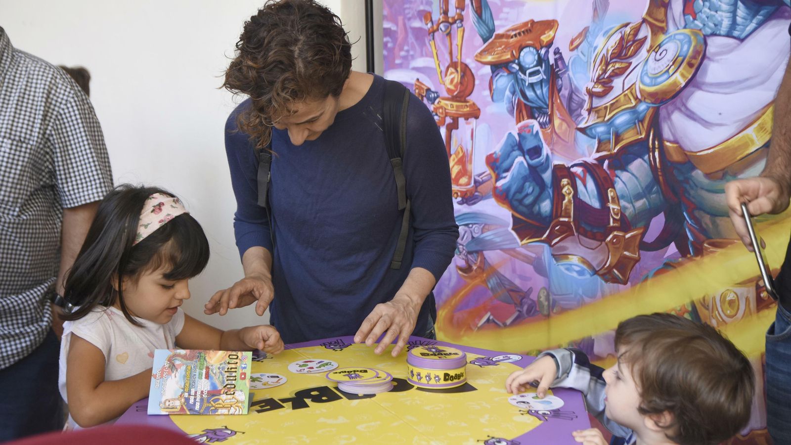 Dos niños juegan al 'Dobble'.