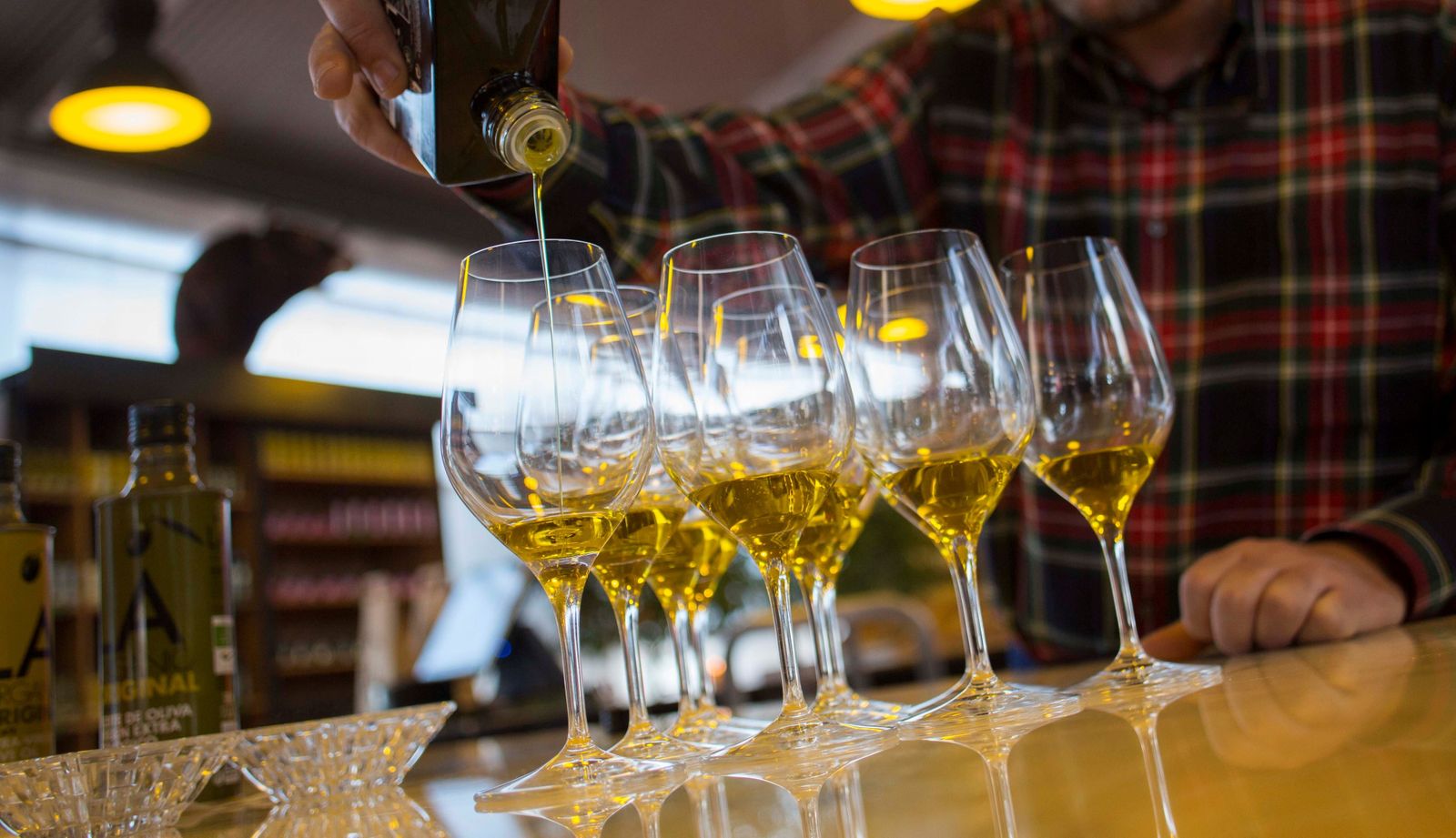 Preparación de una cata de aceite de oliva virgen extra.