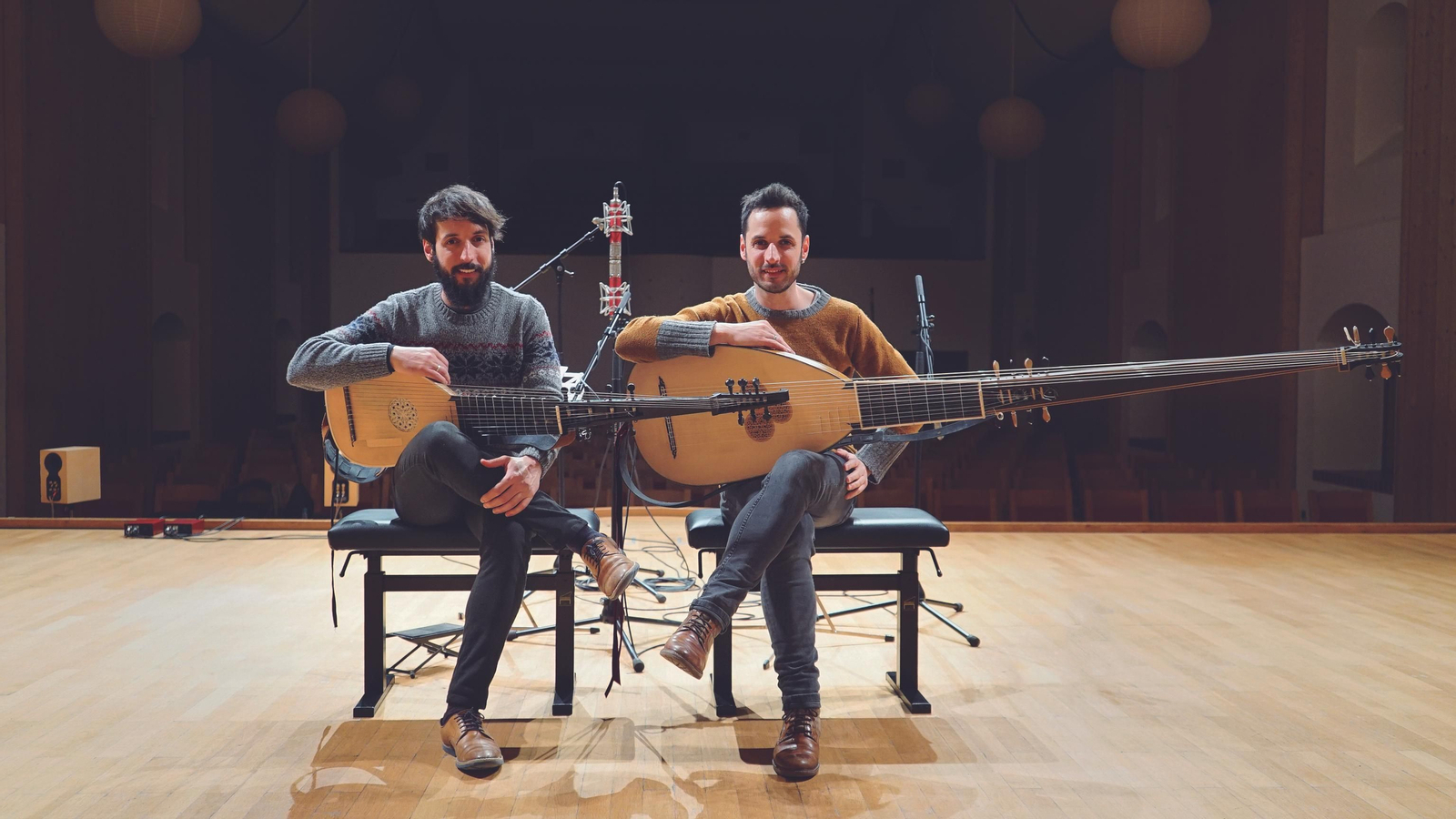 Pablo y Daniel Zapico en el estudio de grabación.