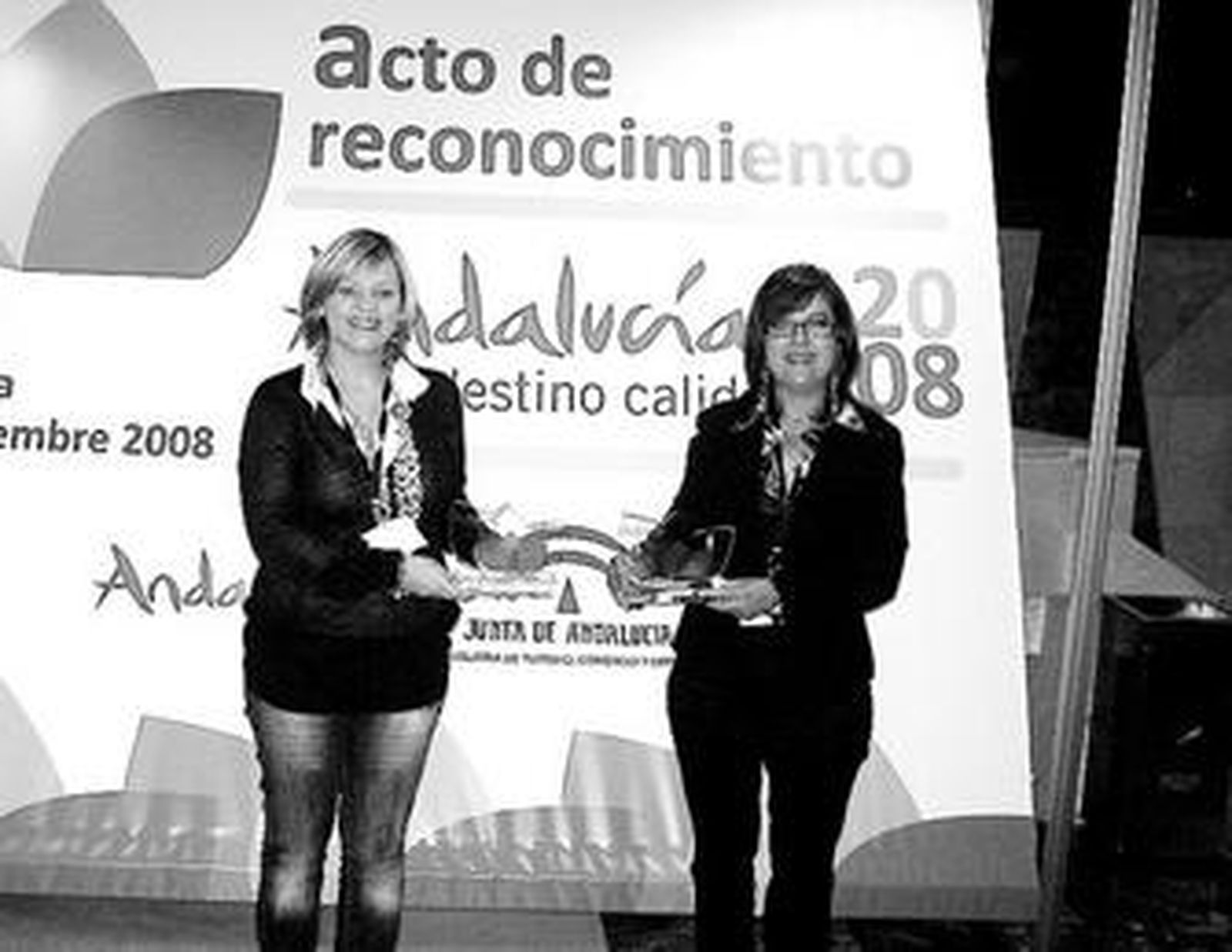 Las concejalas de Turismo y Juventud recogiendo el premio.
