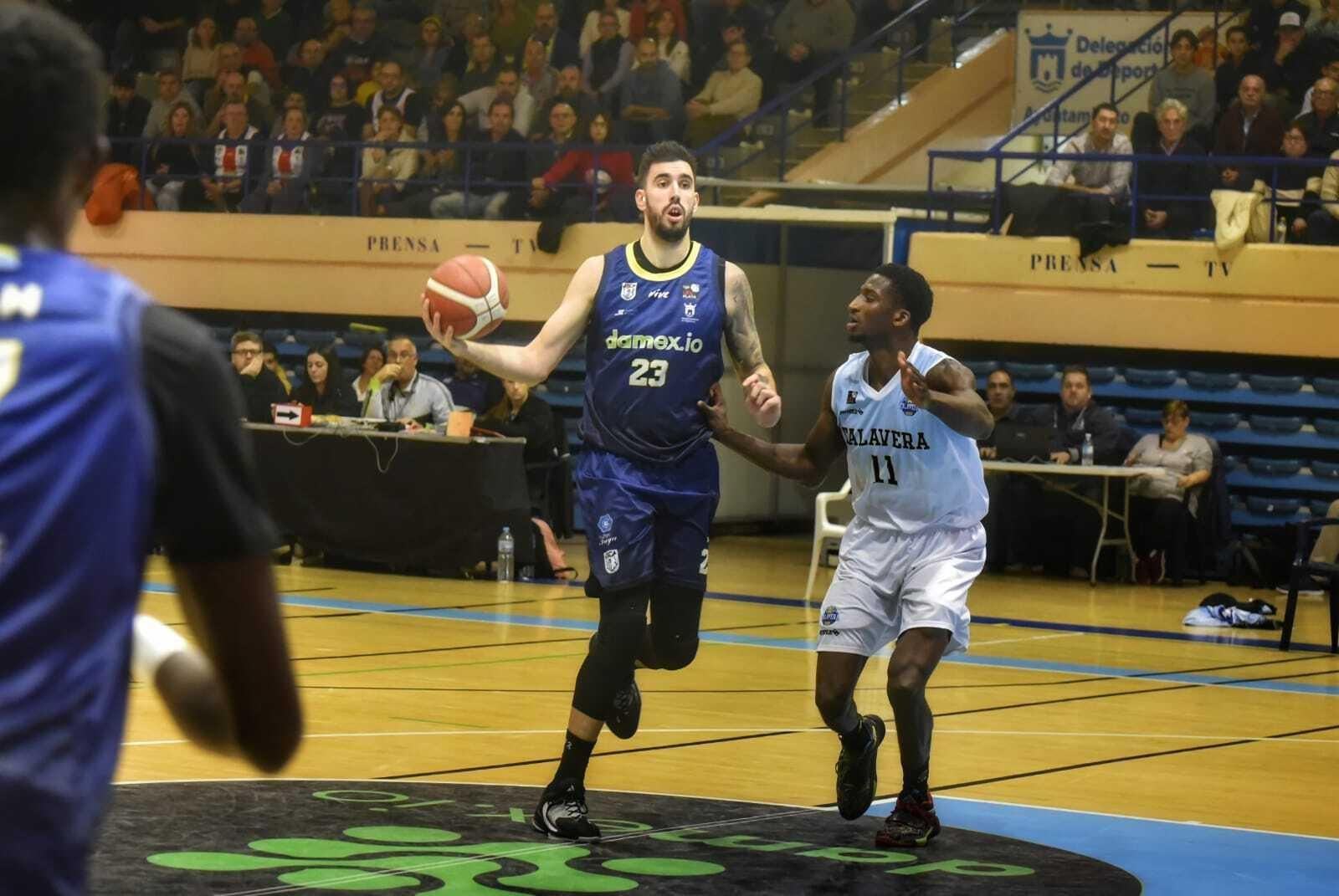 Aramburu lleva el balón en el Udea-Talavera.