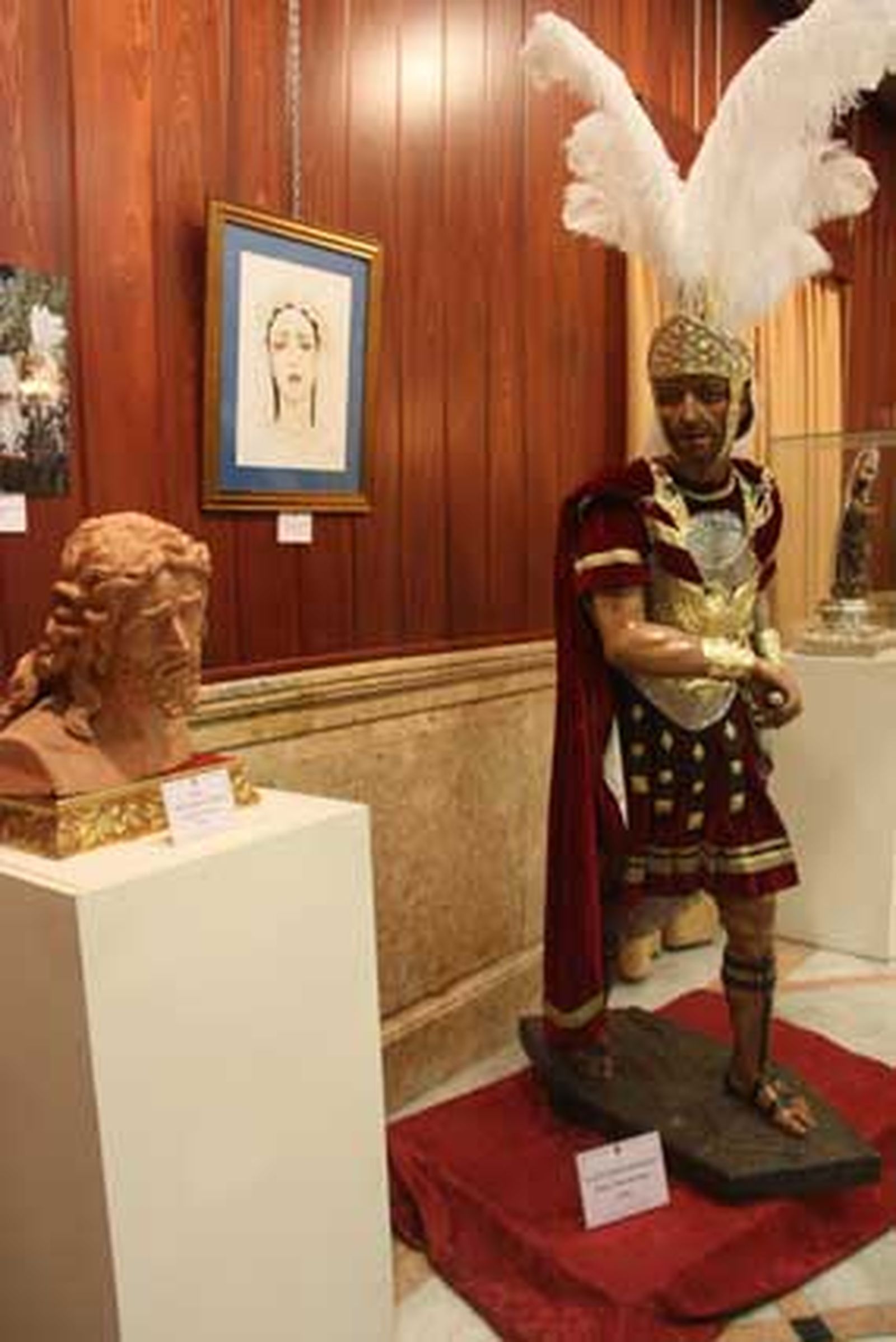 El boceto de Nuestro Padre Jesús de Nazaret de la hermandad de Pino Montano, junto a uno de los romanos que le acompañan.

Foto: ascarrasco