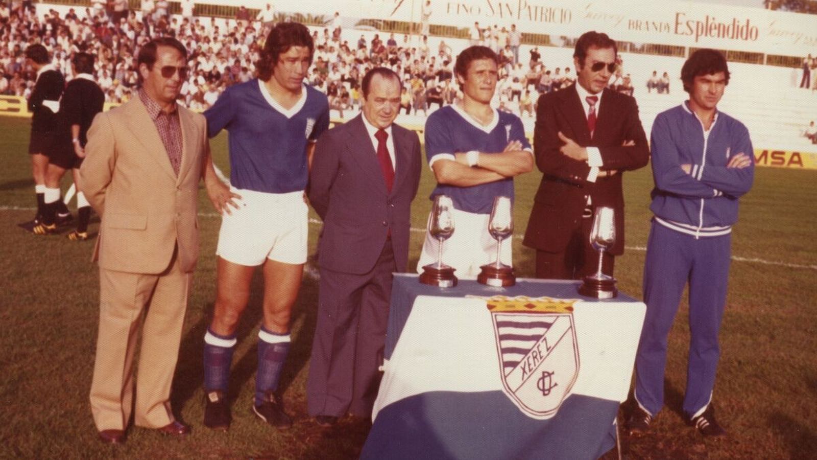 Vistió la camiseta del Xerez CD en 222 ocasiones.