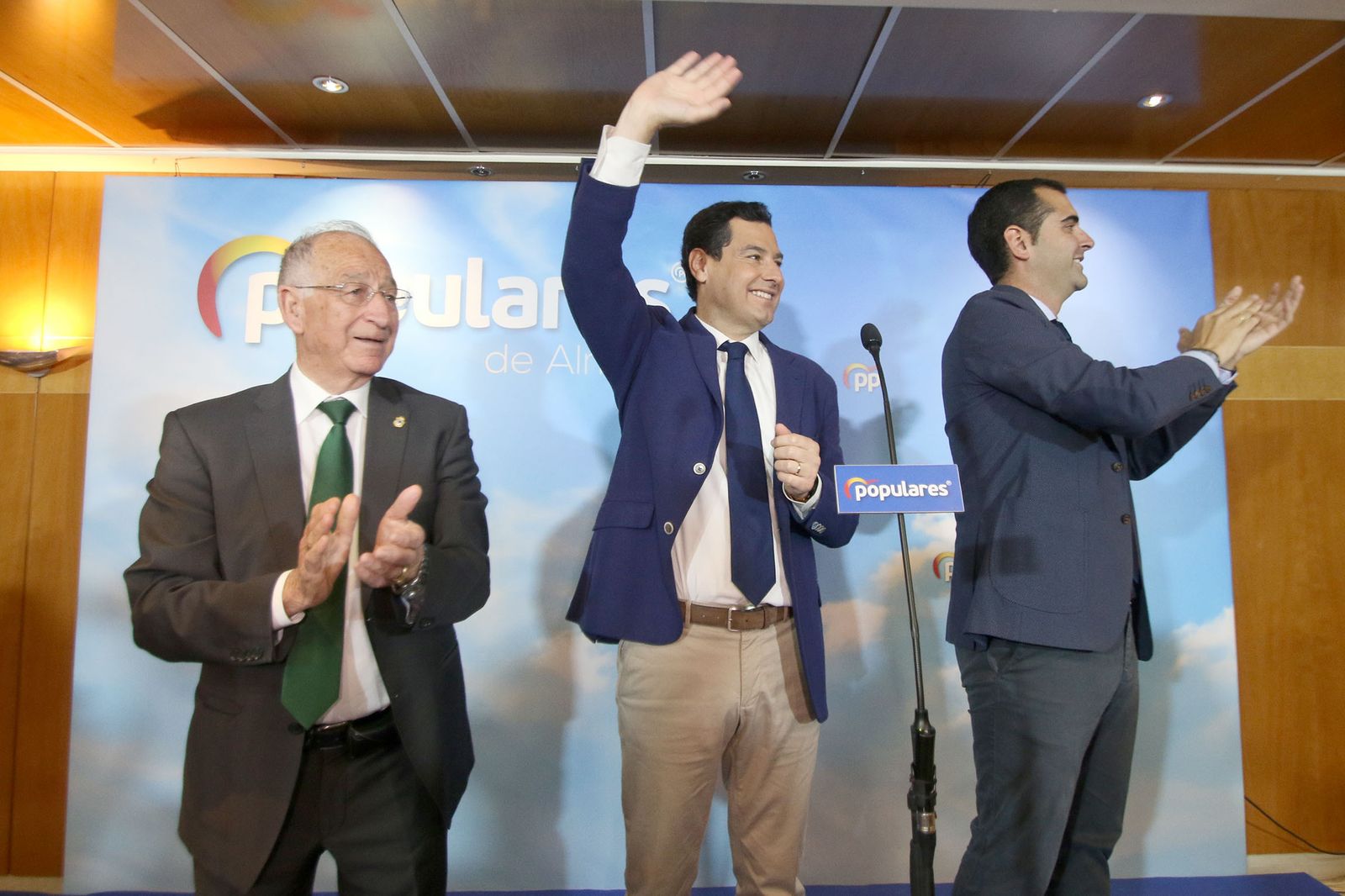 Las imágenes de la visita de Juanma Moreno a Almería