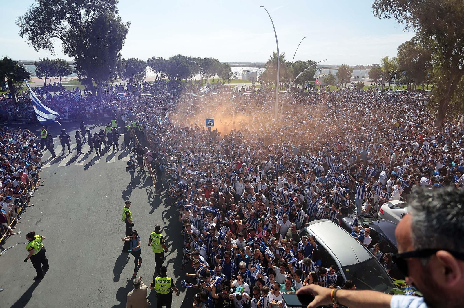 Imágenes del gran ambiente en el Nuevo Colombino en el ascenso del Recre
