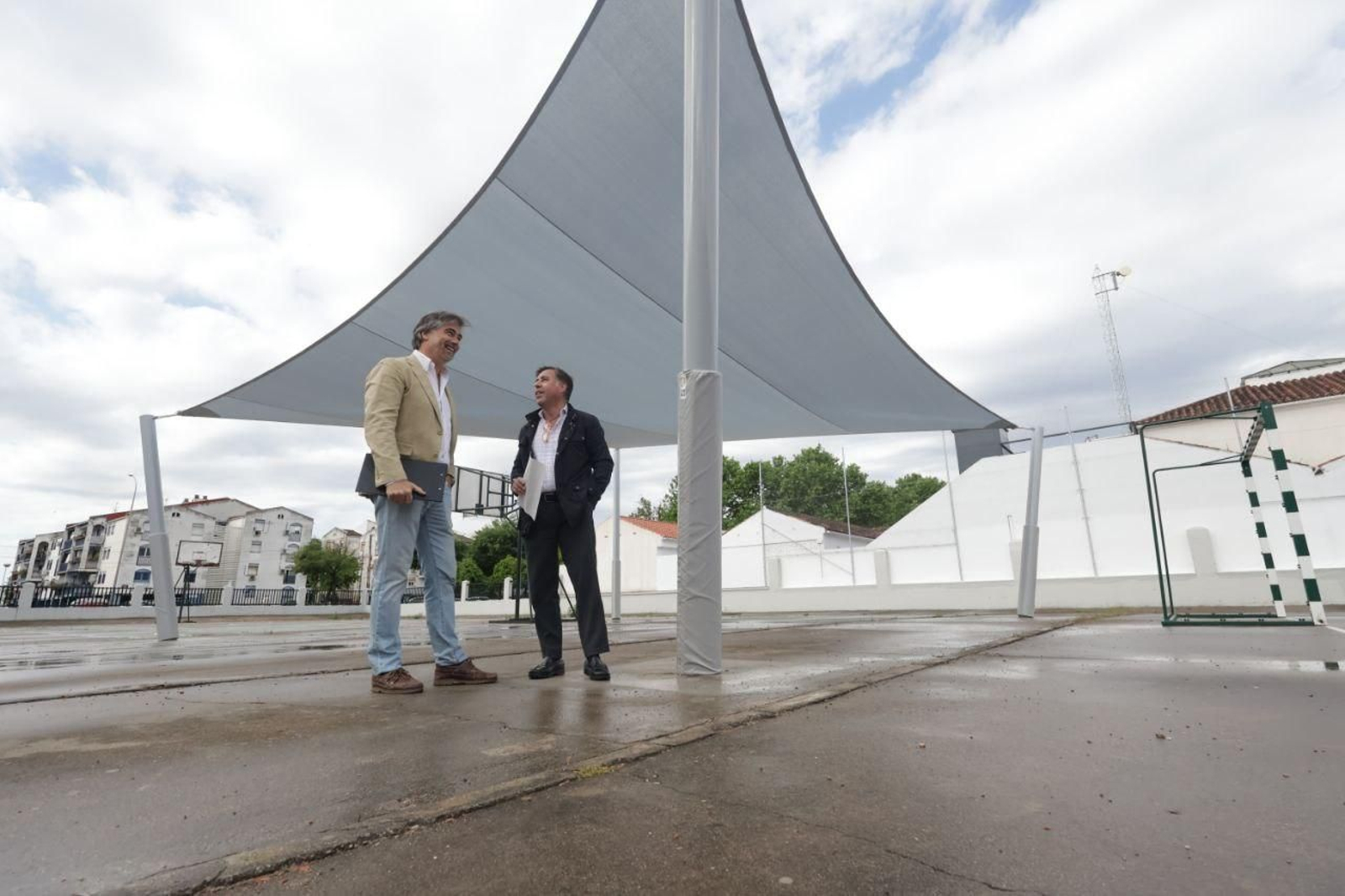 Instalación de un toldo en un colegio en Córdoba
