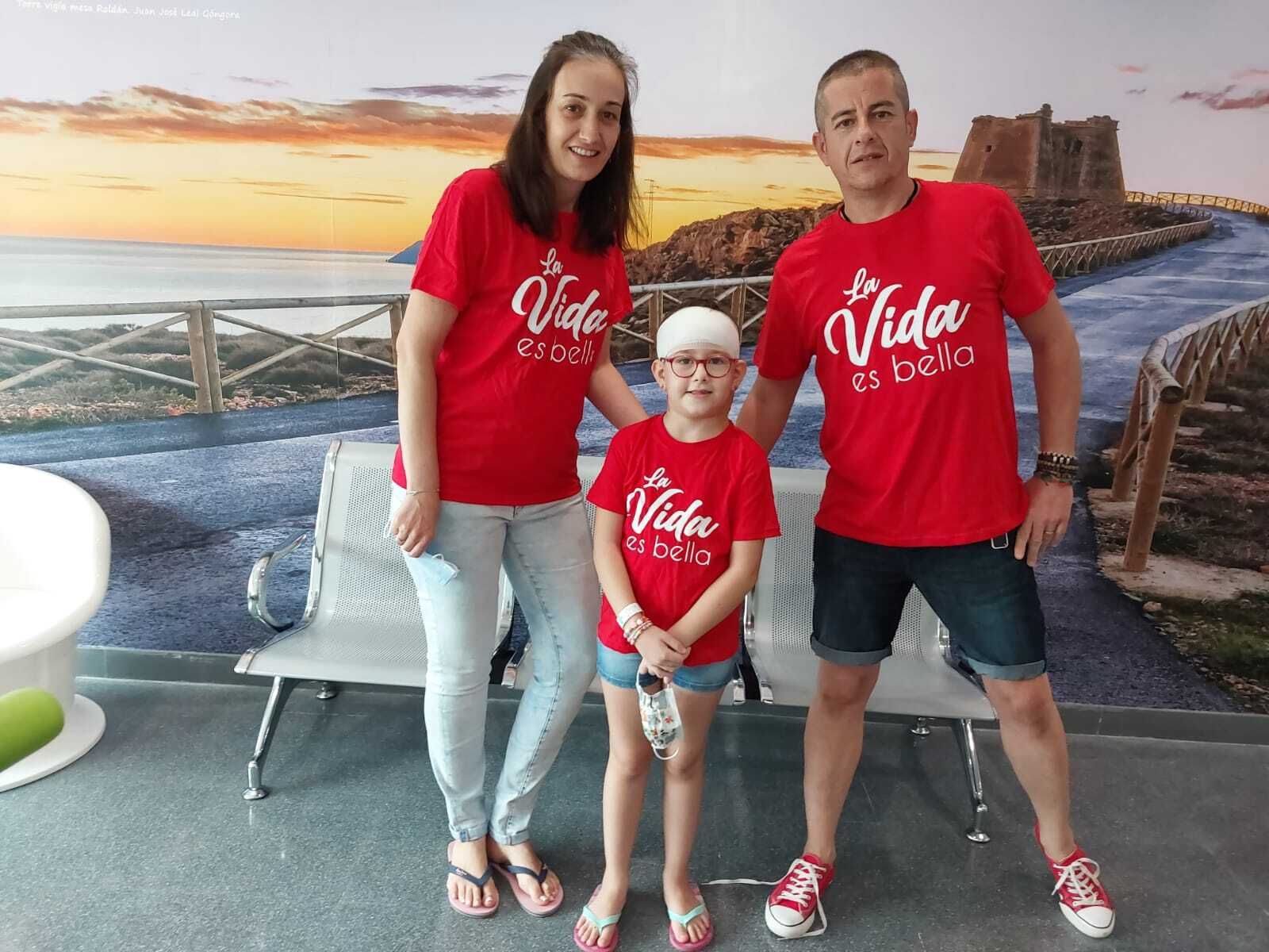 La pequeña María junto a su padre Alfonso y su madre, también María.