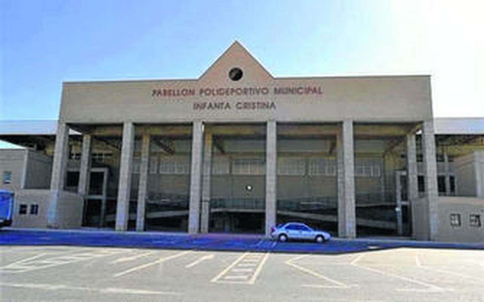 Fachada del pabellón deportivo Infanta Cristina de Roquetas de Mar.