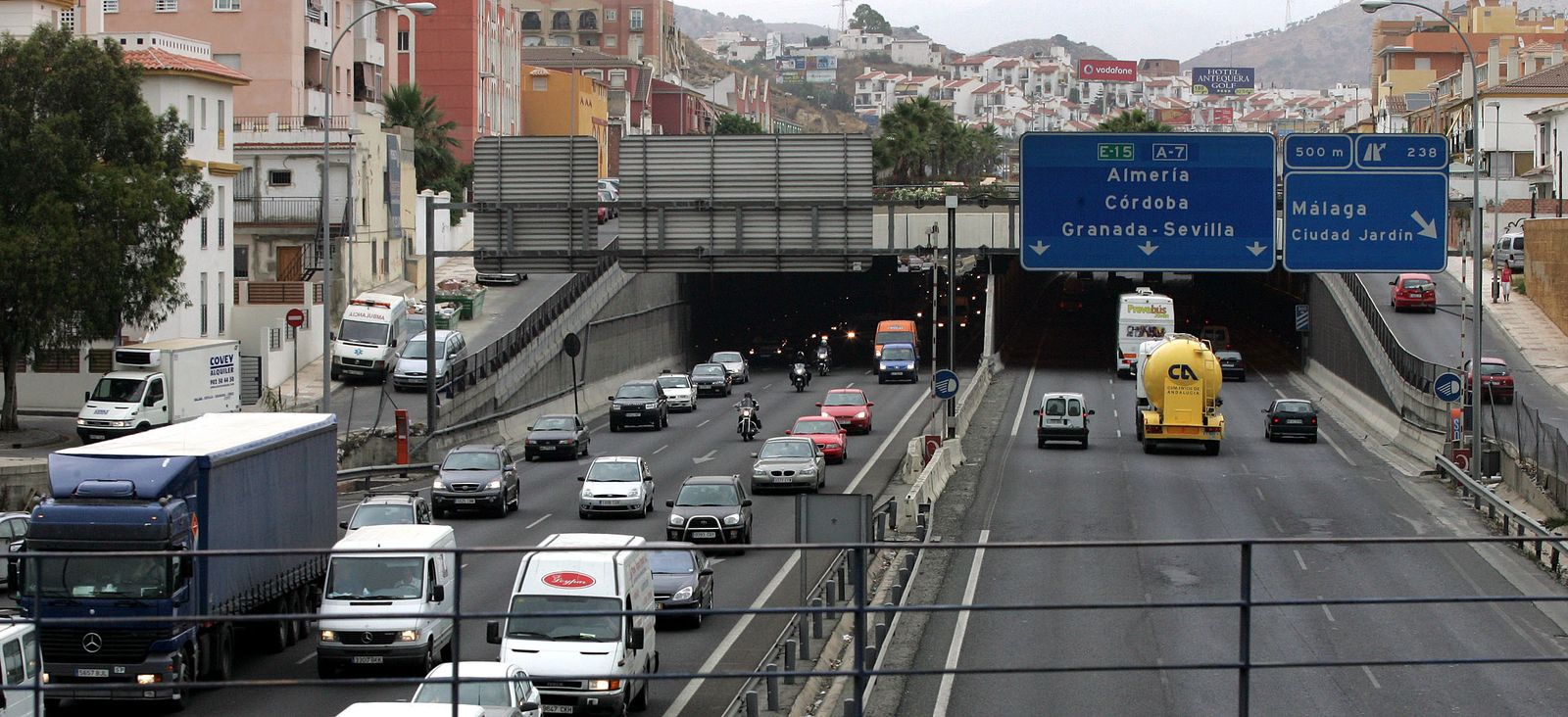 Retenciones en la ronda este a la salida del falso túnel del Hospital Regional
