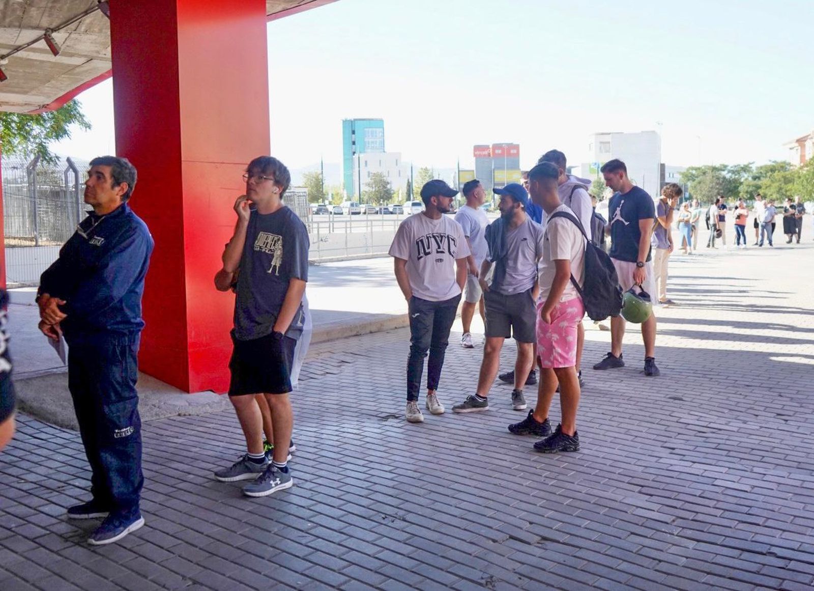 Imágenes de las colas de la afición del Granada CF