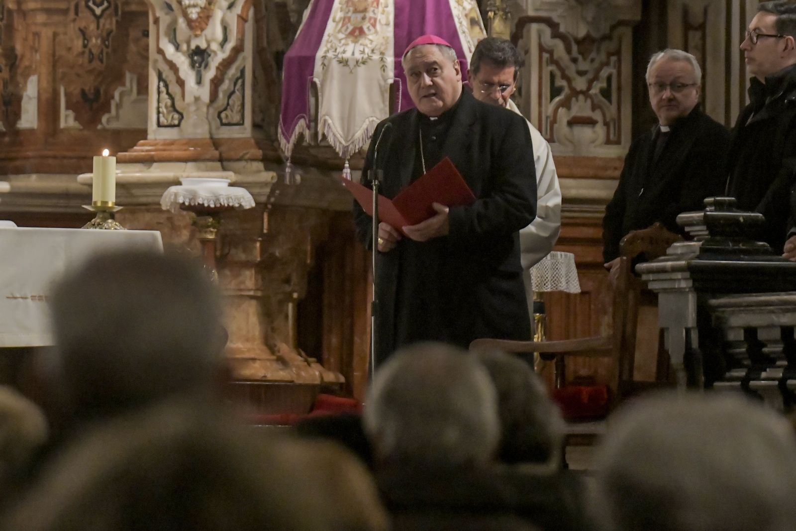 Así ha sido el rosario por la salud del Papa en Granada
