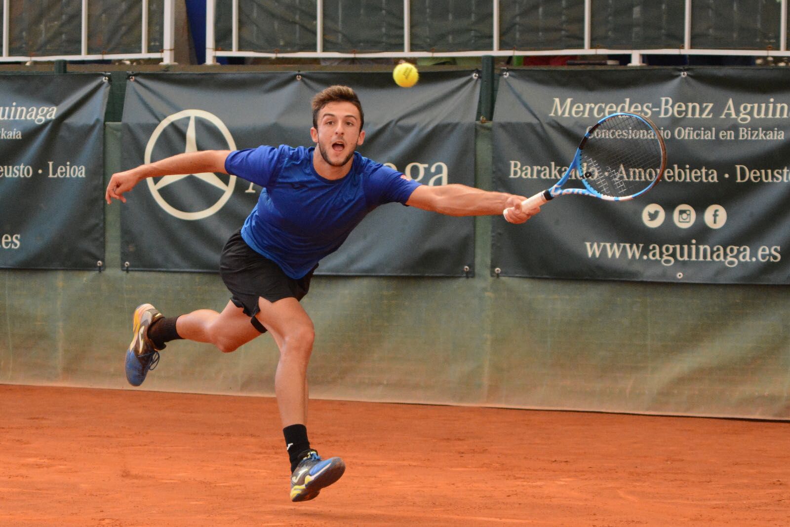 Javi Barranco intenta devolver una bola