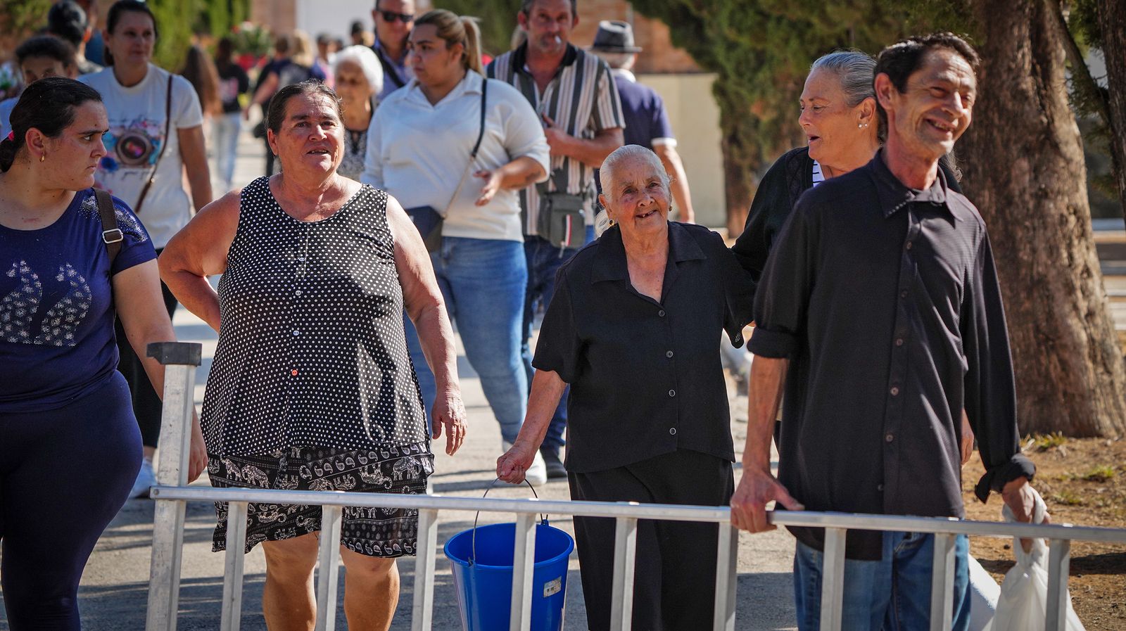 Día de recuerdo y emociones en el cementerio de Jerez