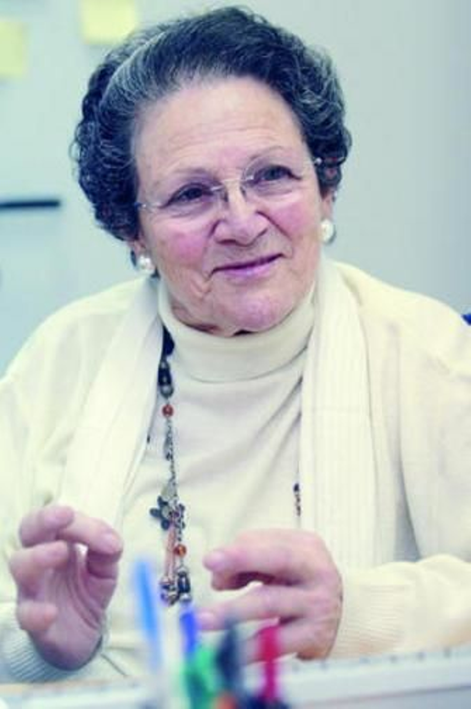 La catedrática emérita, en la biblioteca de la Facultad de Comunicación.